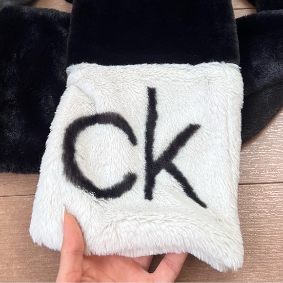Calvin Klein faux fur plush scarf in white and black - Picture 2 of 5